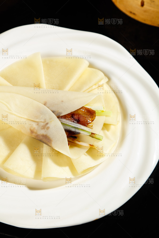 深底上的烤鸭卷饼