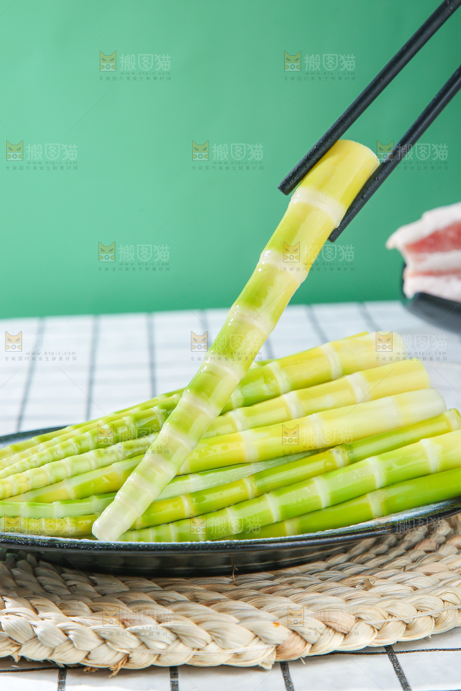 浅底上的笋尖