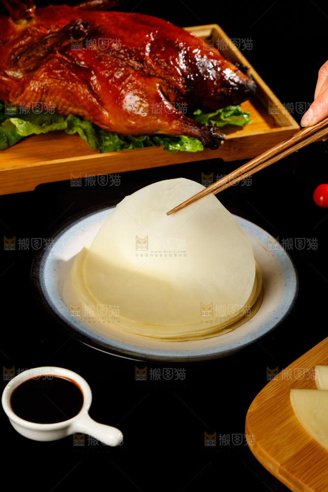 深底上的烤鸭卷饼