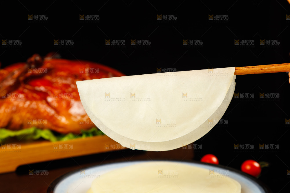 深底上的烤鸭卷饼
