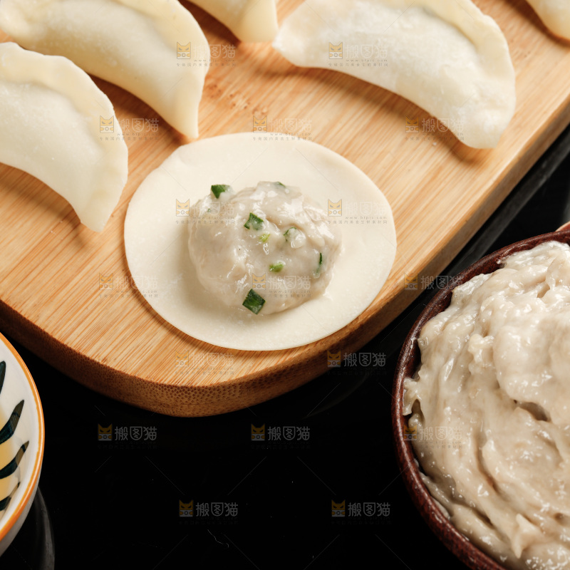 深底上的鲅鱼馅饺子
