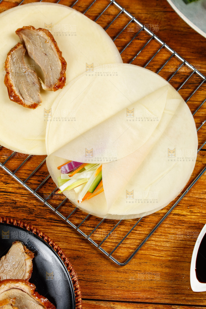 深底上的烤鸭卷饼