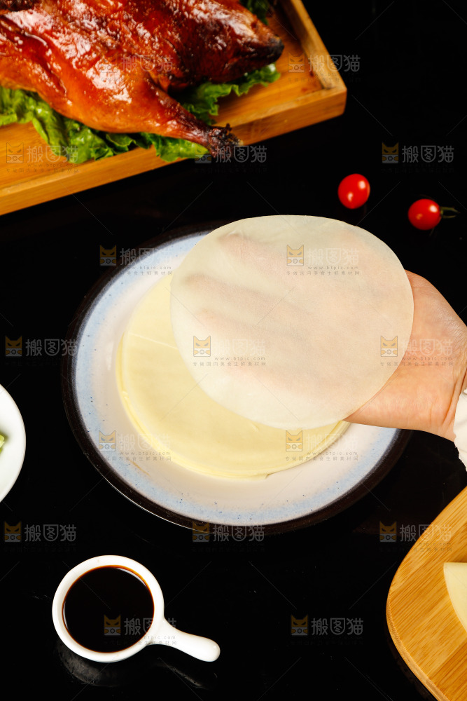 深底上的烤鸭卷饼