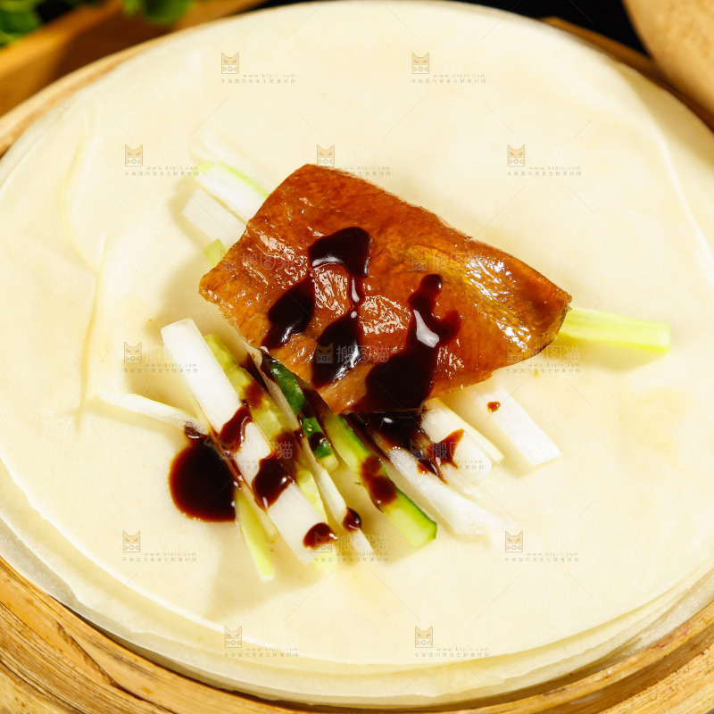深底上的烤鸭卷饼