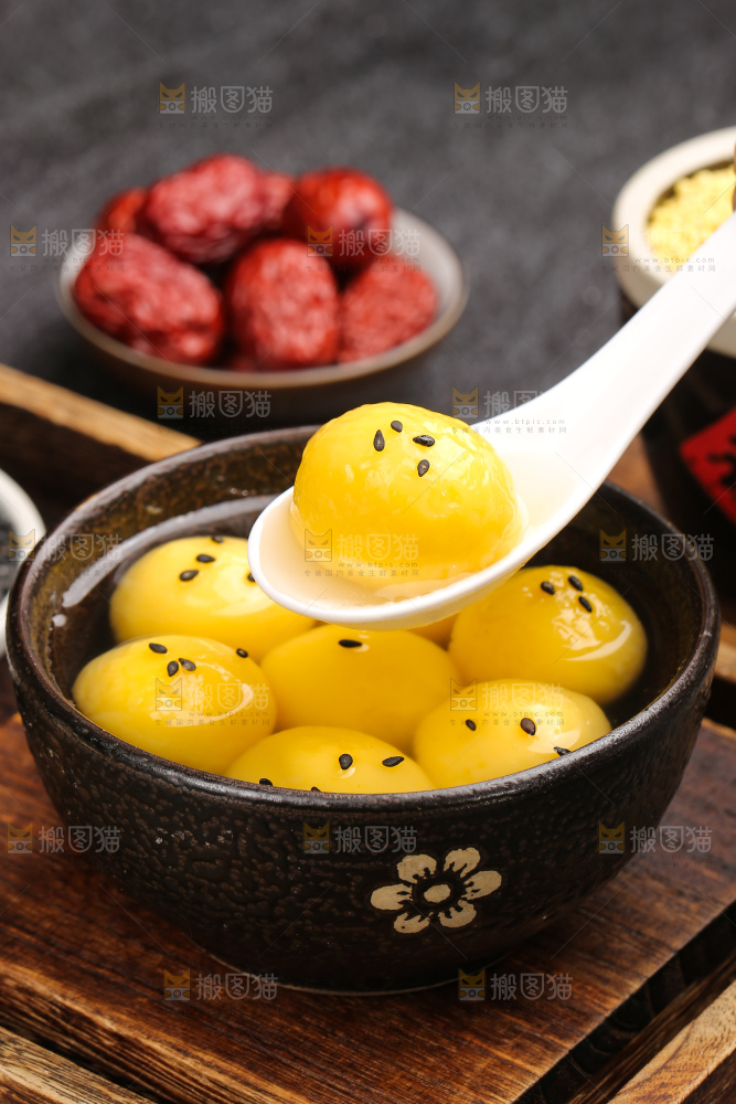深底上的大黄米汤圆