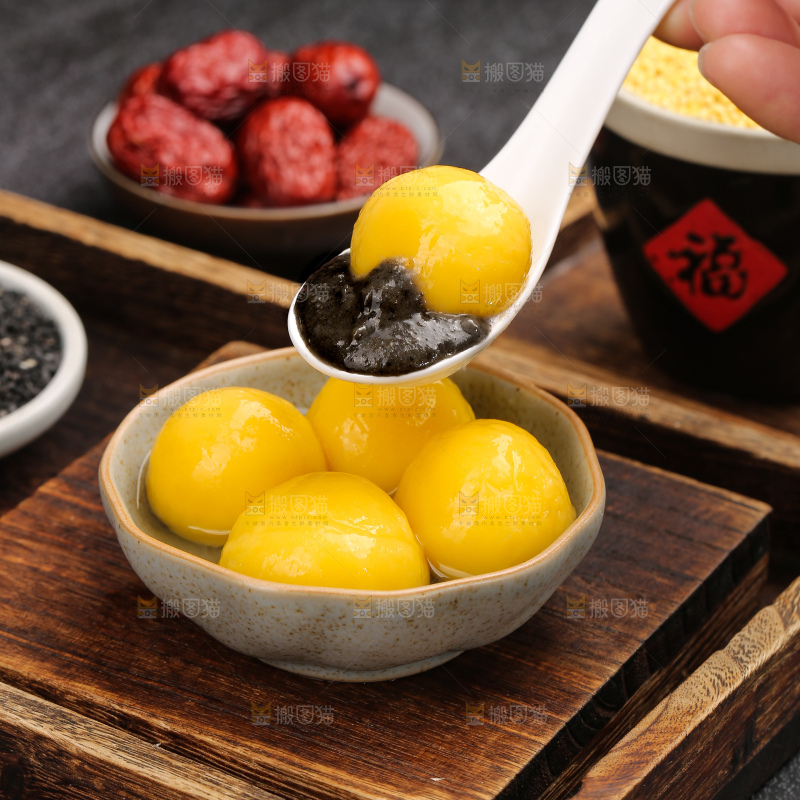 深底上的大黄米汤圆