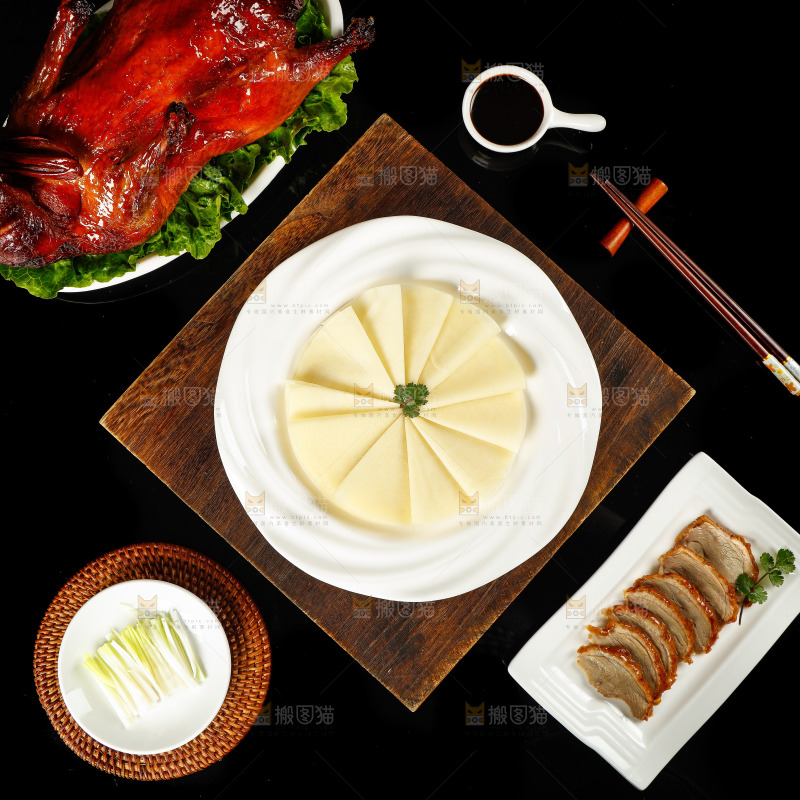 深底上的烤鸭卷饼