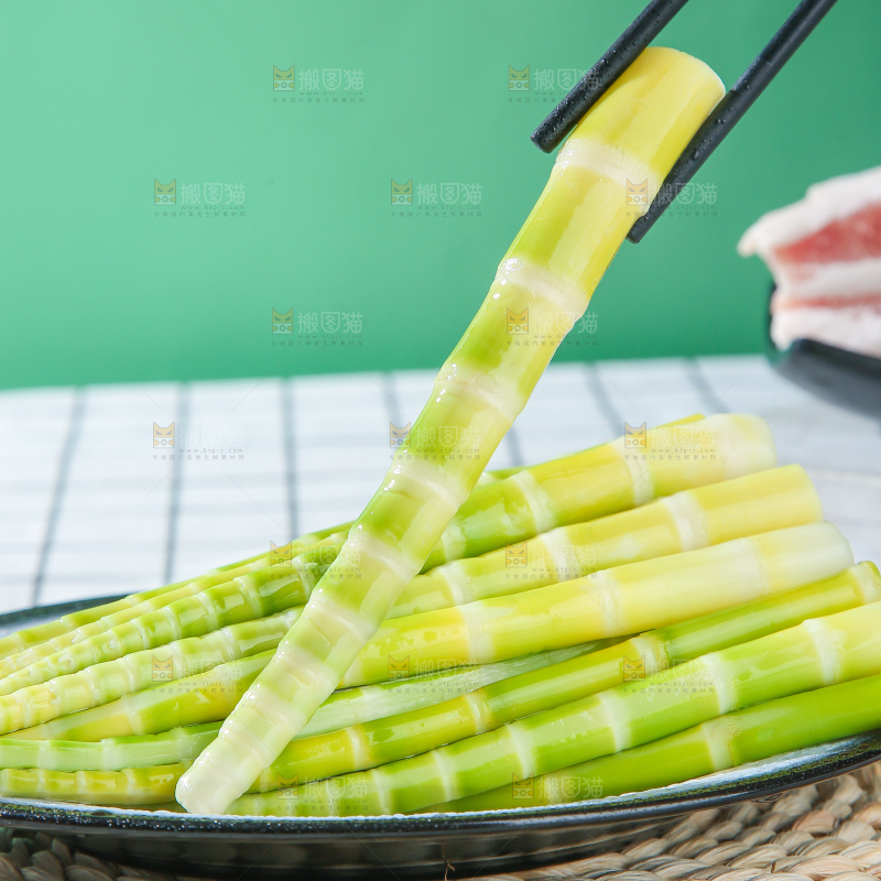 浅底上的笋尖