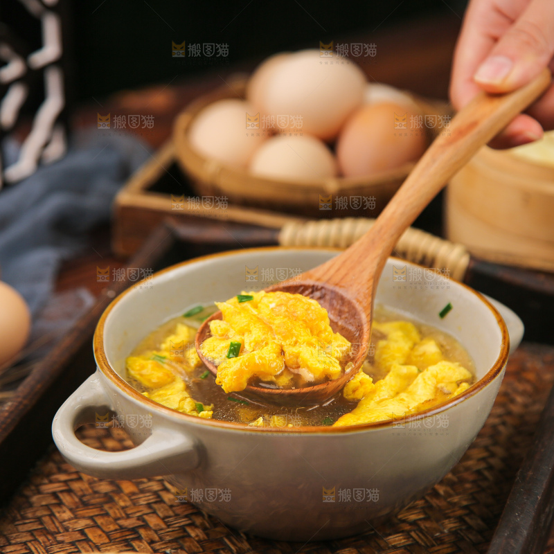 深底上的鸡蛋汤