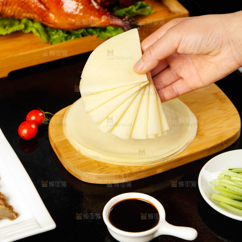 深底上的烤鸭卷饼