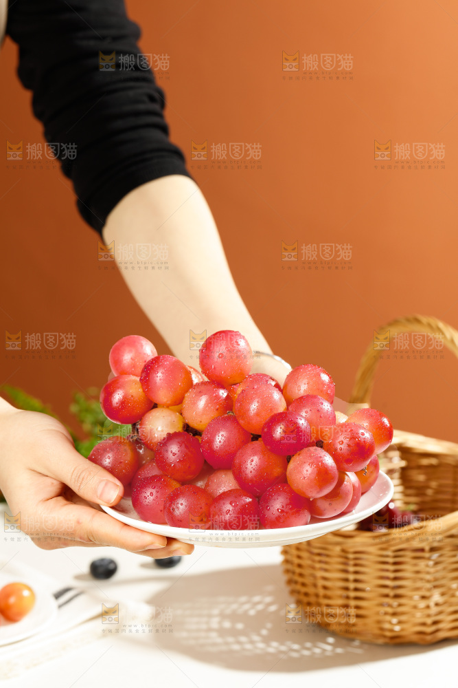 浅底上的妮娜皇后葡萄