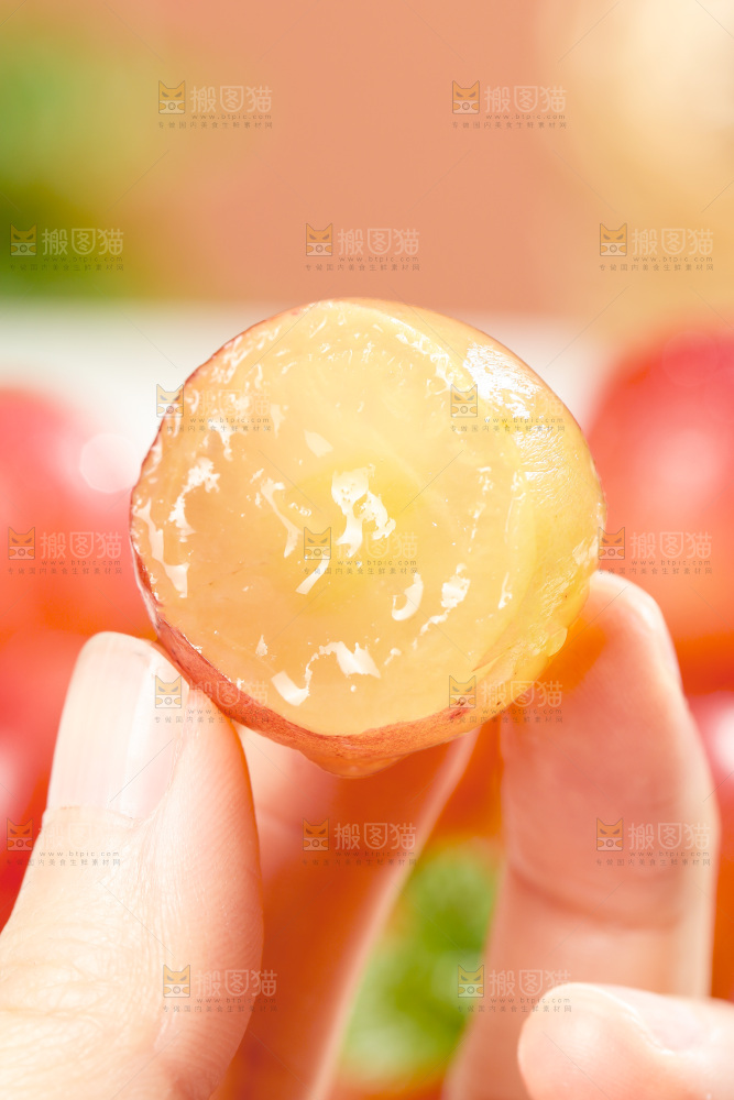 浅底上的妮娜皇后葡萄