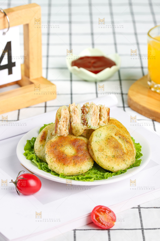 浅底上的鳕鱼鲜虾饼