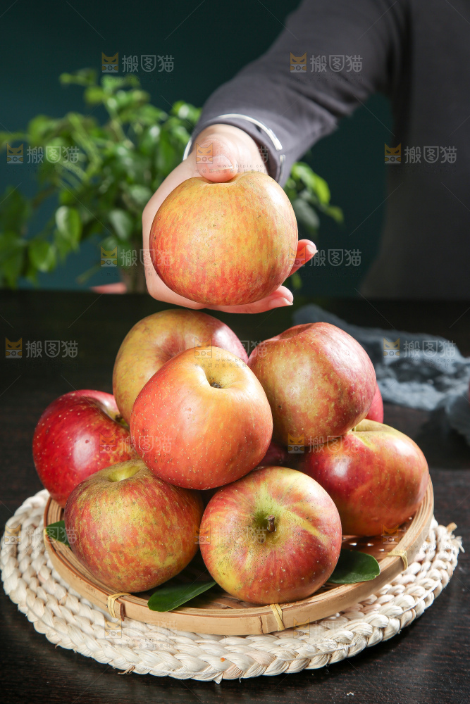 深底上的丑苹果