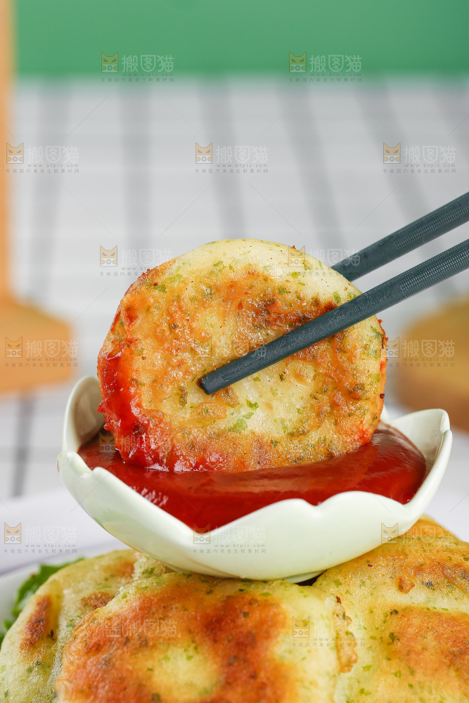 浅底上的鳕鱼鲜虾饼