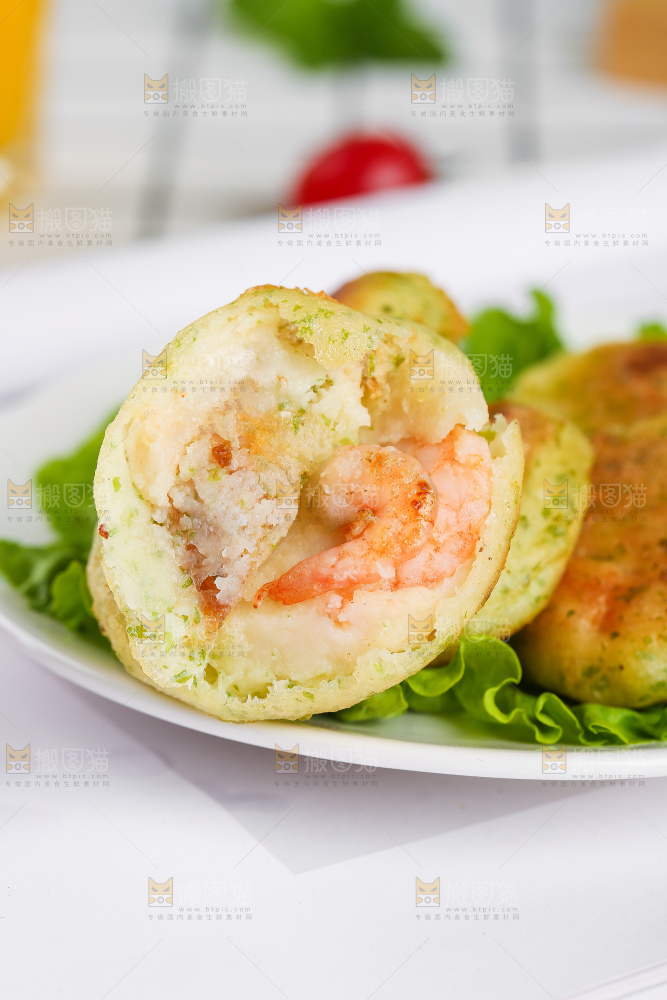 浅底上的鳕鱼鲜虾饼