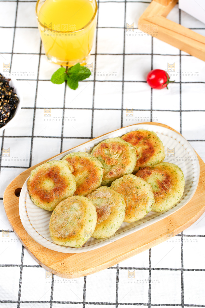 浅底上的鳕鱼鲜虾饼