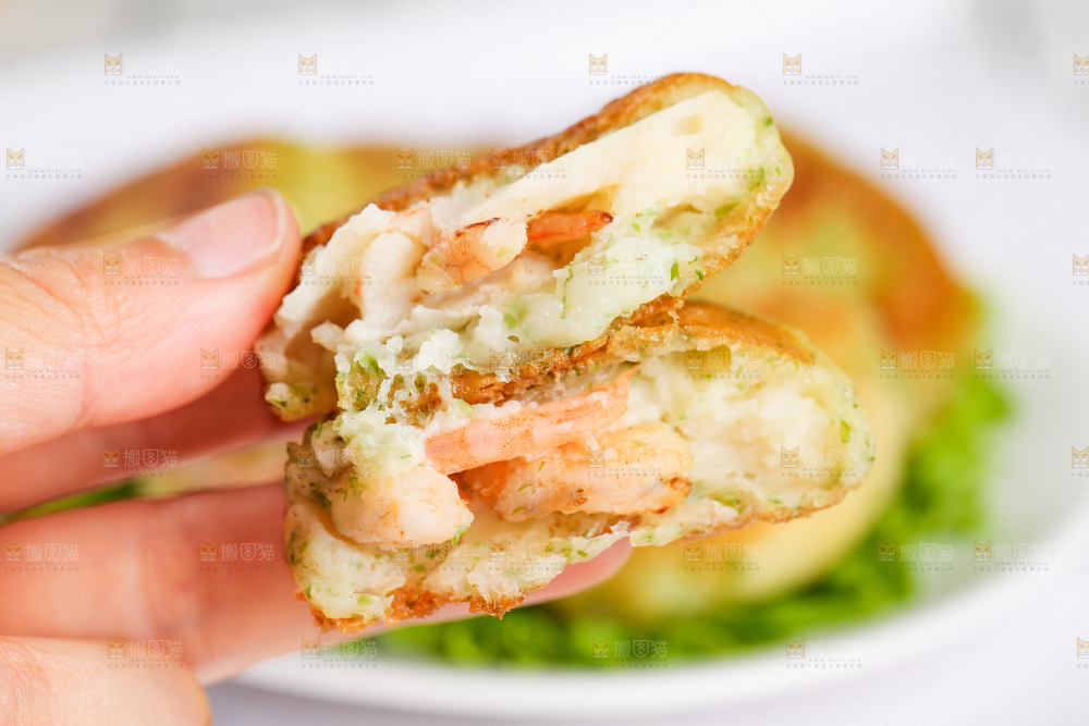 浅底上的鳕鱼鲜虾饼