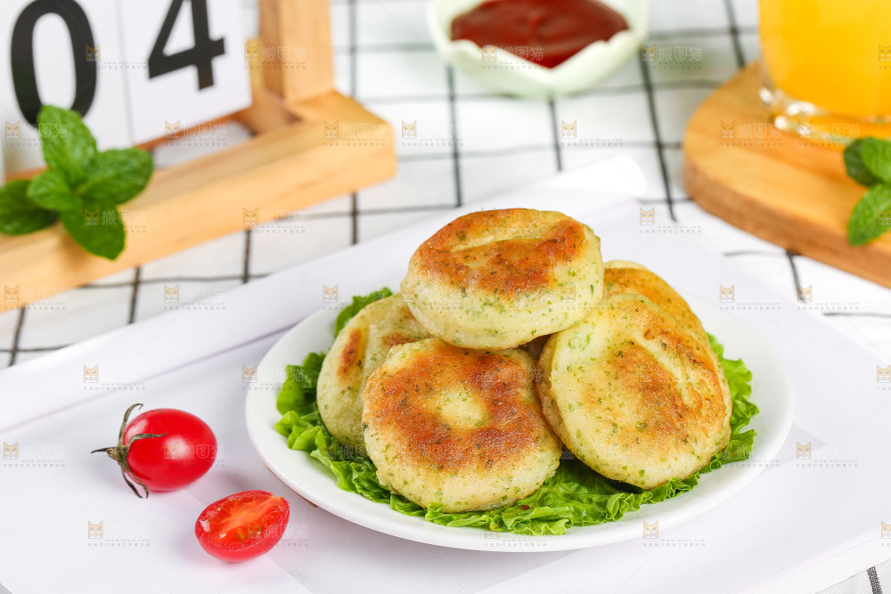 浅底上的鳕鱼鲜虾饼
