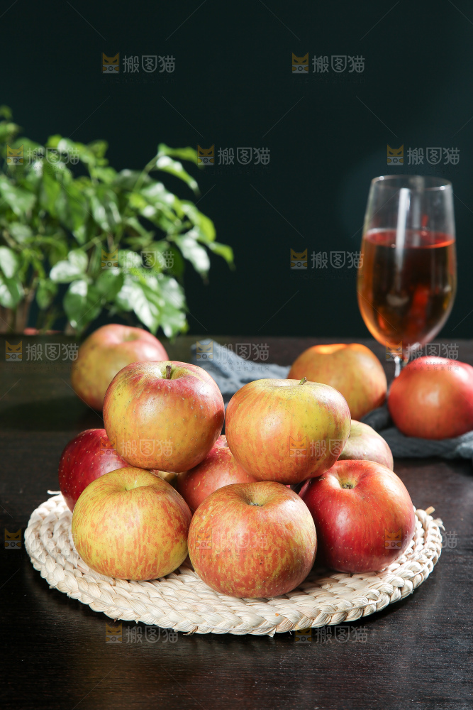 深底上的丑苹果