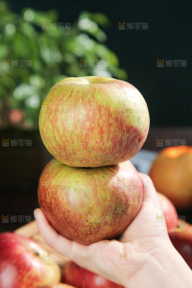 深底上的丑苹果