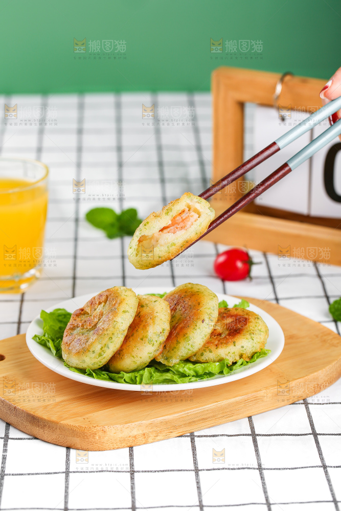 浅底上的鳕鱼鲜虾饼