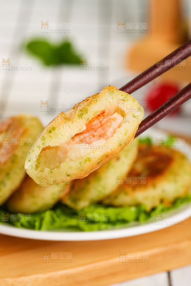 浅底上的鳕鱼鲜虾饼