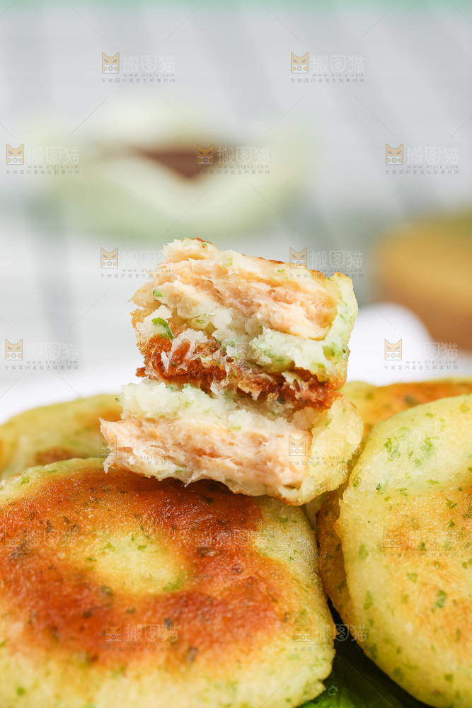 浅底上的鳕鱼鲜虾饼