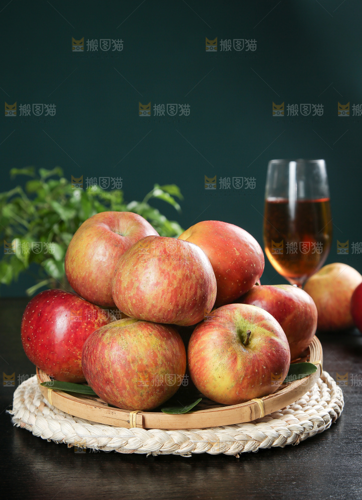 深底上的丑苹果