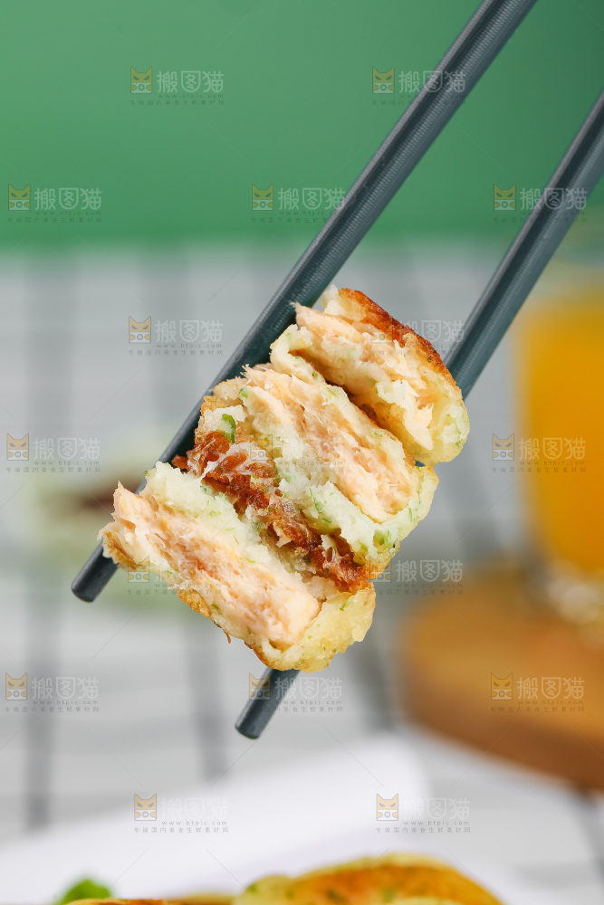 浅底上的鳕鱼鲜虾饼