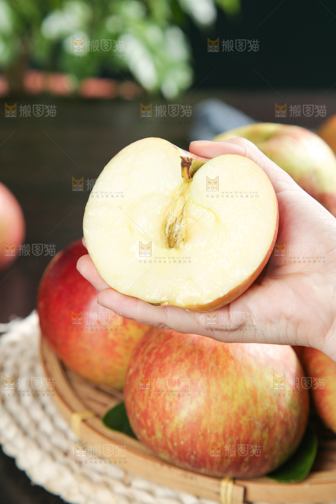 深底上的丑苹果