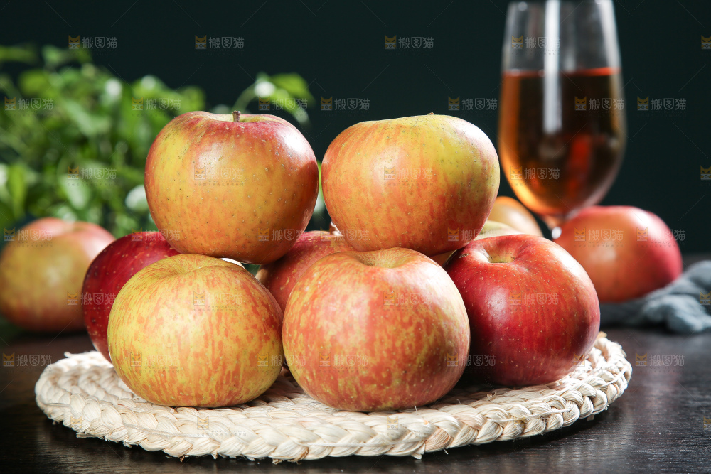 深底上的丑苹果