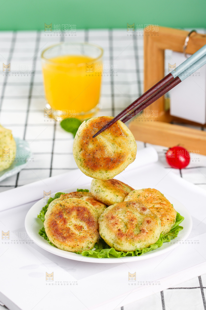 浅底上的鳕鱼鲜虾饼