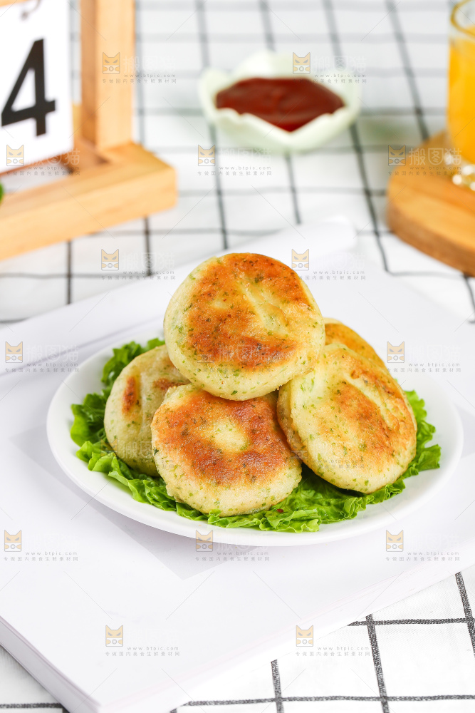 浅底上的鳕鱼鲜虾饼