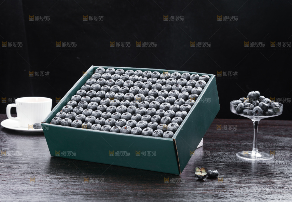 深底上的一盒蓝莓