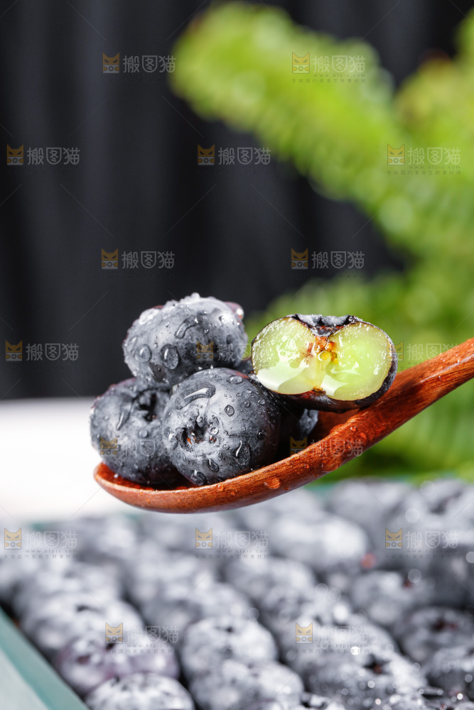 浅底上的新鲜蓝莓