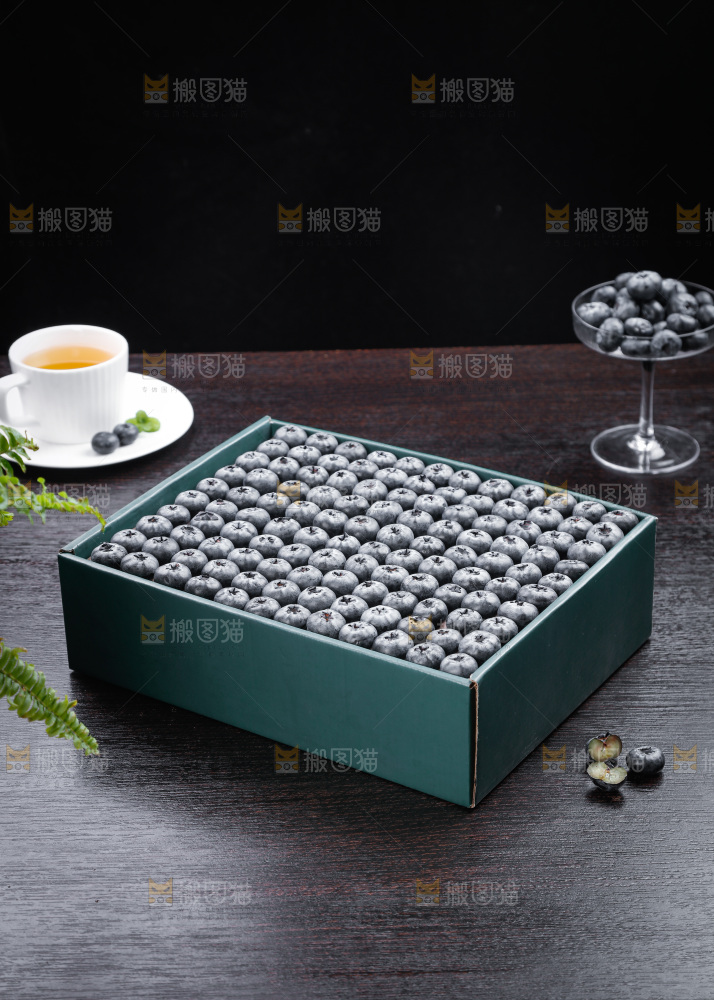 深底上的一盒蓝莓