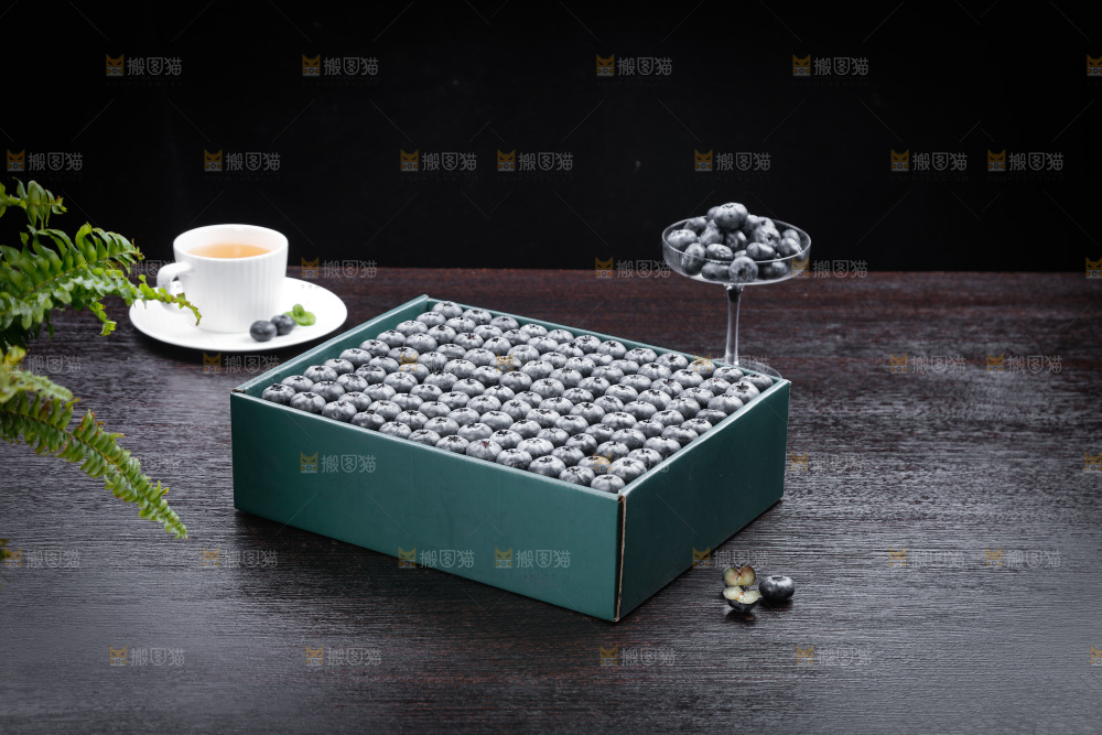 深底上的一盒蓝莓
