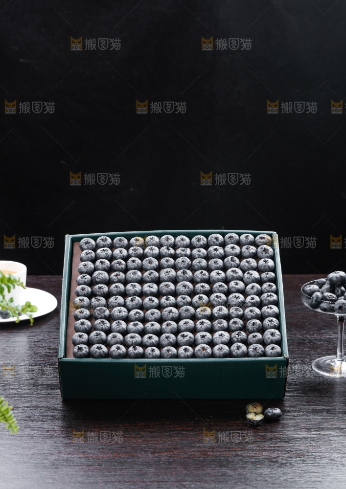 深底上的一盒蓝莓