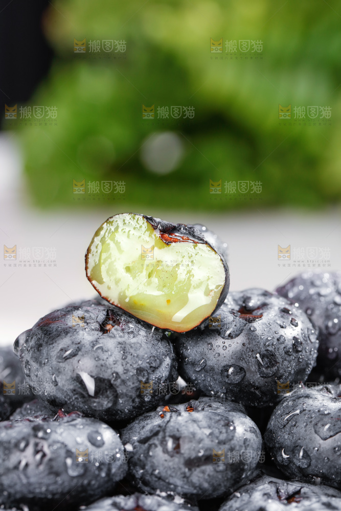 浅底上的新鲜蓝莓