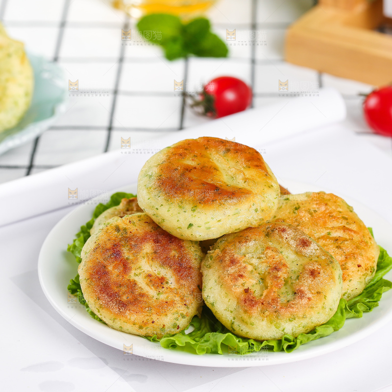 浅底上的鳕鱼鲜虾饼
