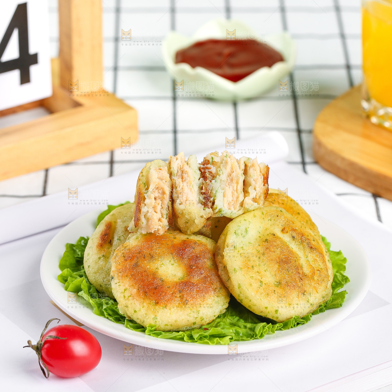 浅底上的鳕鱼鲜虾饼
