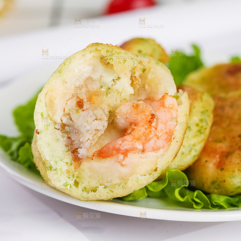 浅底上的鳕鱼鲜虾饼