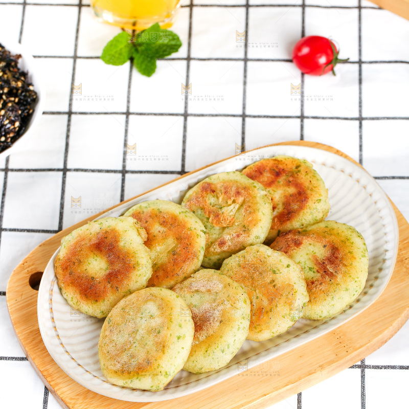 浅底上的鳕鱼鲜虾饼