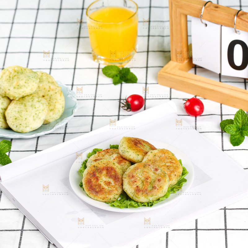 浅底上的鳕鱼鲜虾饼