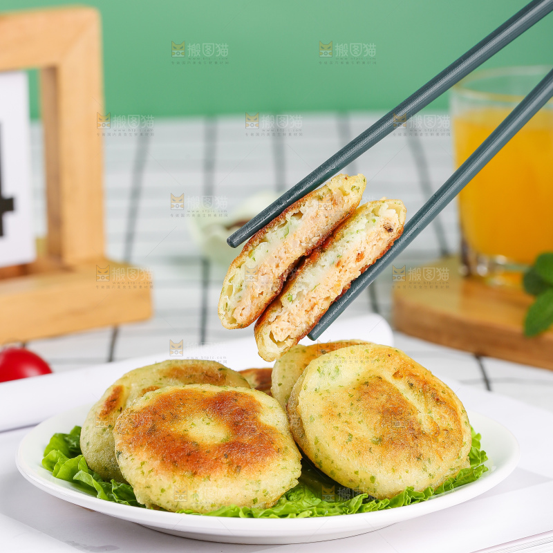 浅底上的鳕鱼鲜虾饼
