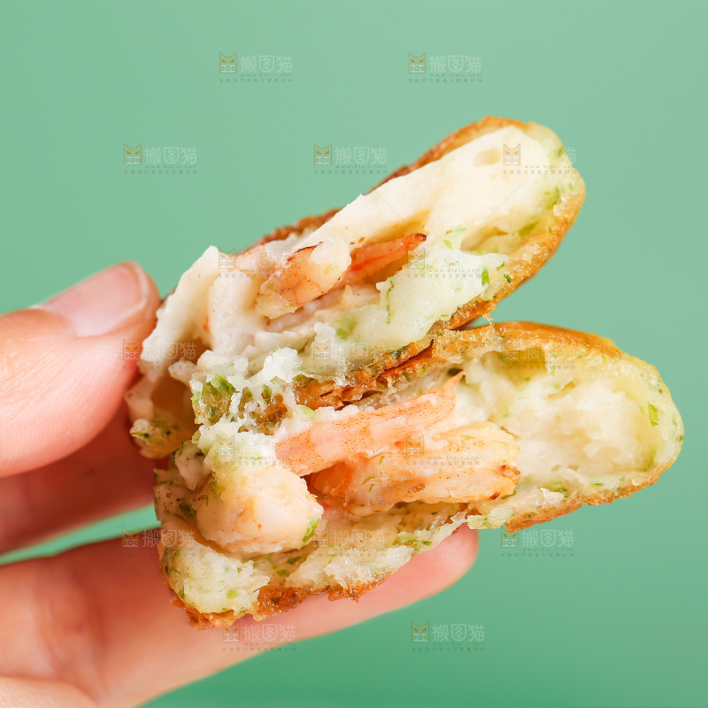 浅底上的鳕鱼鲜虾饼