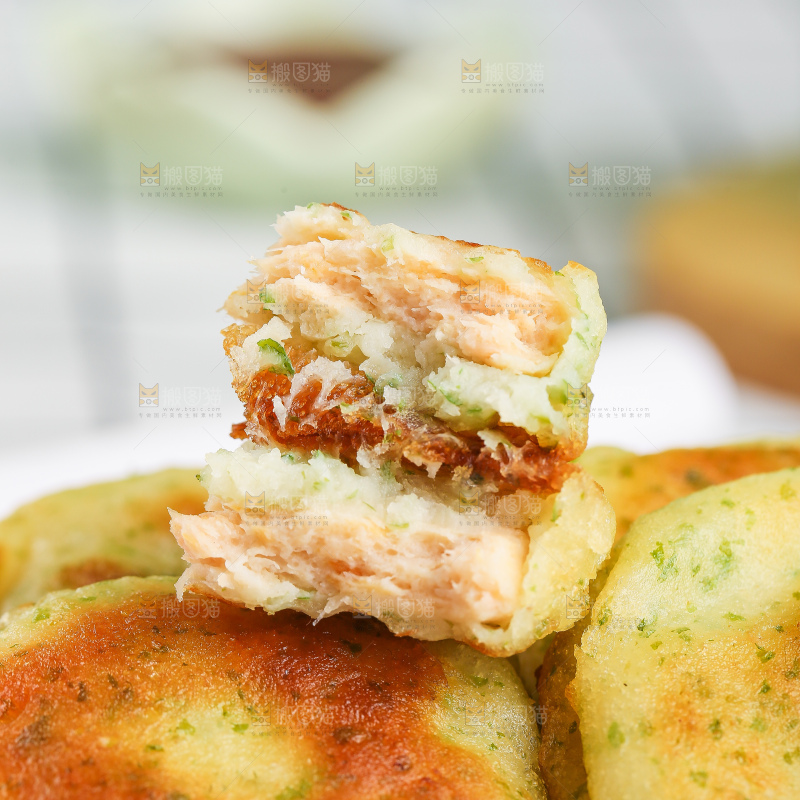 浅底上的鳕鱼鲜虾饼