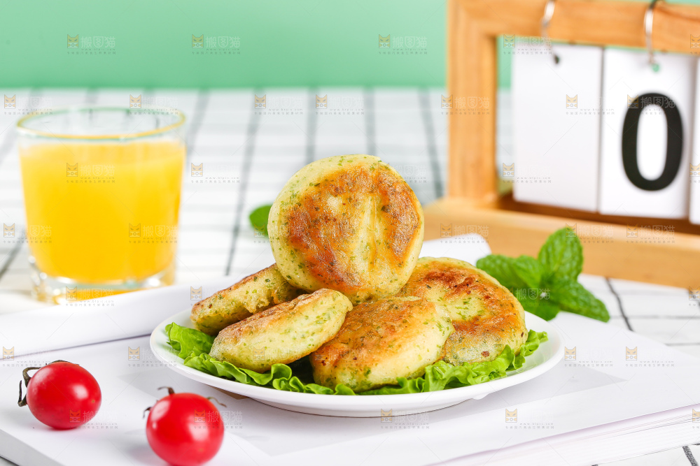 浅底上的鳕鱼鲜虾饼