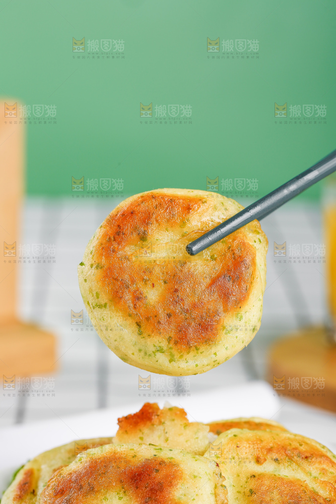 浅底上的鳕鱼鲜虾饼